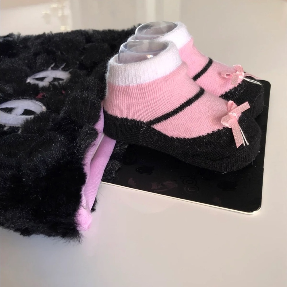 Hat & Booties Set - Picture 2 of 7